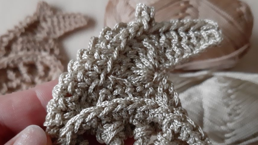 Конь крючком на колеснице Вязаный декор