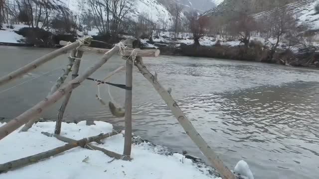 Рыбалка на реке / Необычный способ лова / Рыбалка Супер Техничная