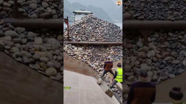 Строительство. разгрузка баржи