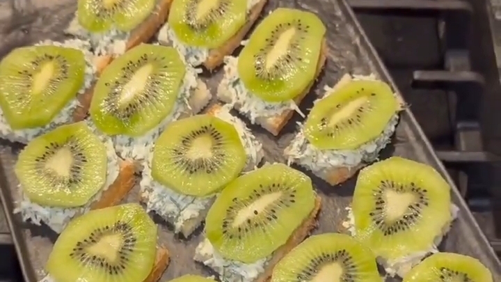 Вкусная ЗАКУСКА за 5 минут...🥪🥝🌲😋