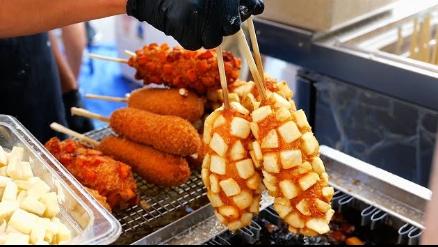 американская уличная еда. корн-доги, мороженое, тако, жареная курочка...