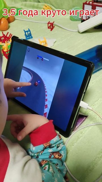 Ребёнок 3,5 года круто играет