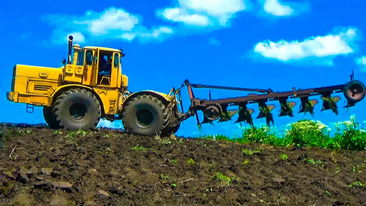 Мощный трактор КИРОВЕЦ (К-700), вспашка поля.