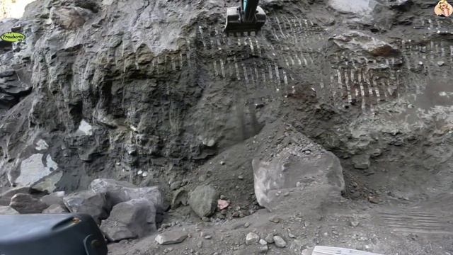 Строительство, экскаватор копает песок