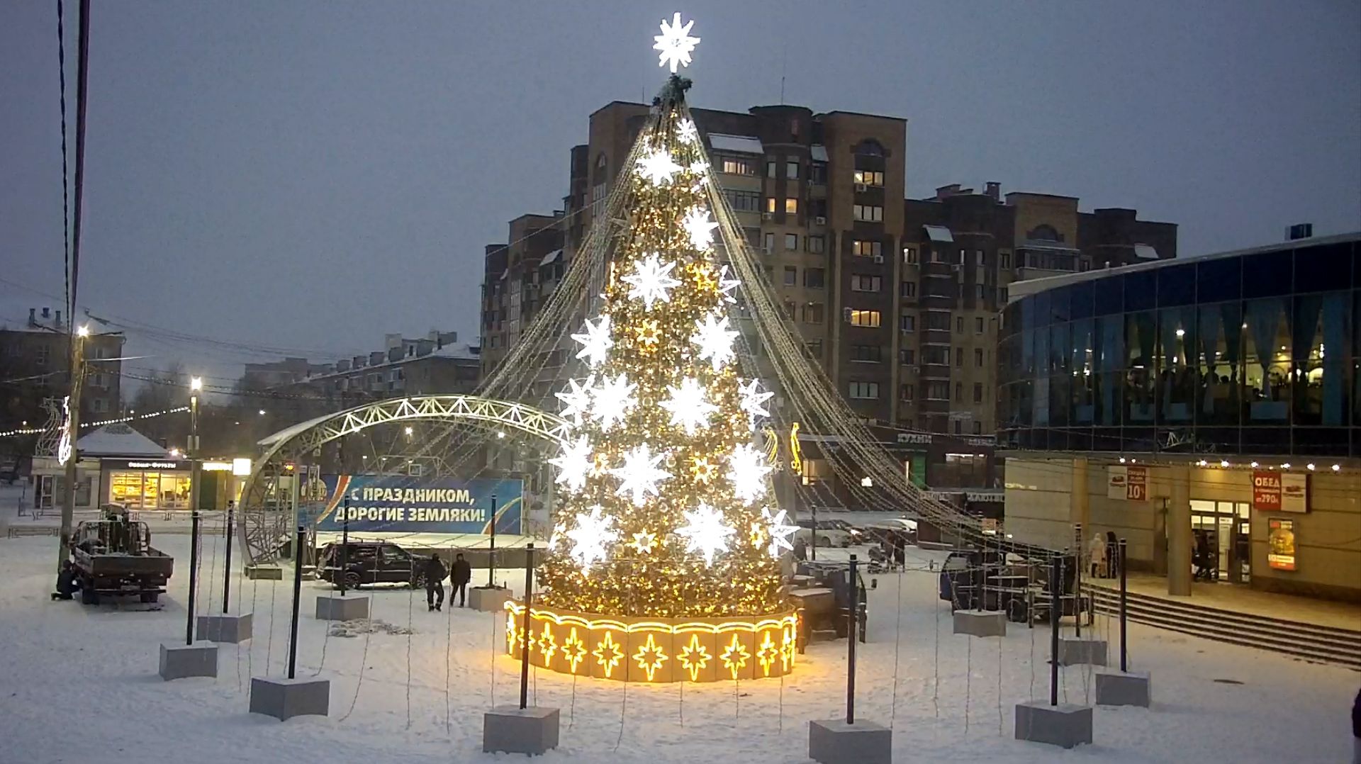 Продолжается возведение зимнего городка