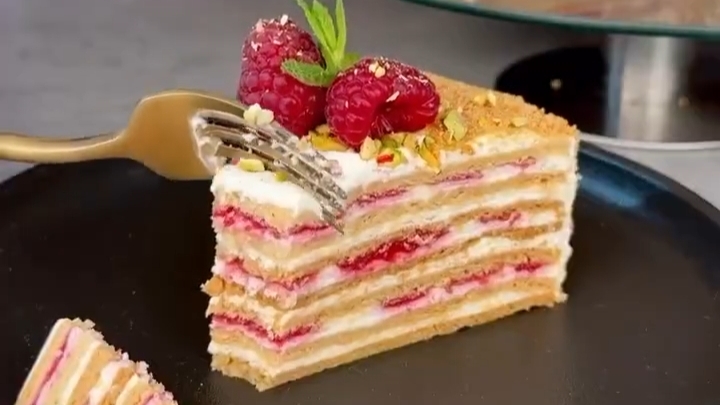 Медовый ТОРТ с малиной...🍰🍯🍓😋 Рецепт ⤵️