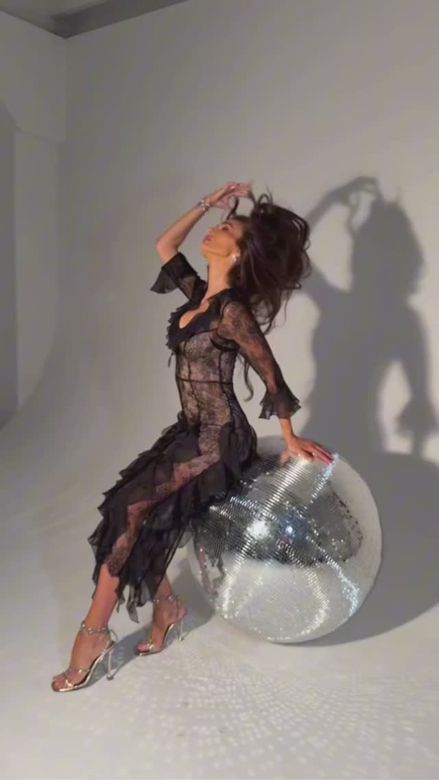 На Натали изысканное платье по фигуре из французского кружева с воланами из шифона 🫶🏼😍