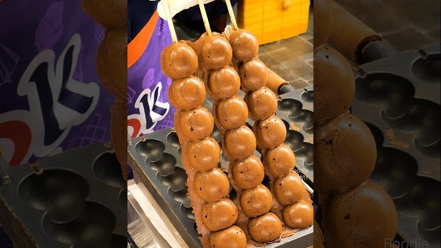 уличная еда Кореи. шоколадные шарики на шпажках