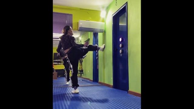 Прыжки на скакалке, махи ногой