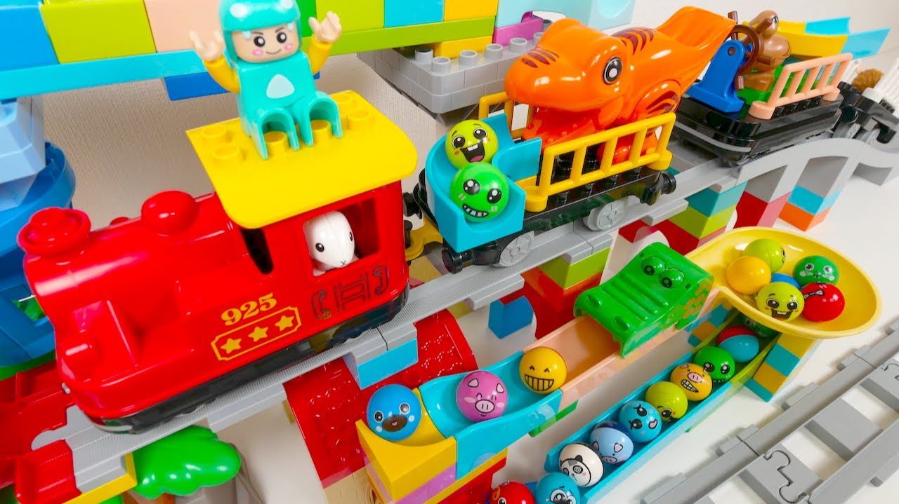 СТРОИМ ГОРКУ ДЛЯ ШАРИКОВ С ПАРОВОЗИКОМ КАТАЕМ ШАРИКИ ДЛЯ ДЕТЕЙ ДЕТСКИЙ КАНАЛ ИГРАЛКИ-ЗАЛИПАЛКИ