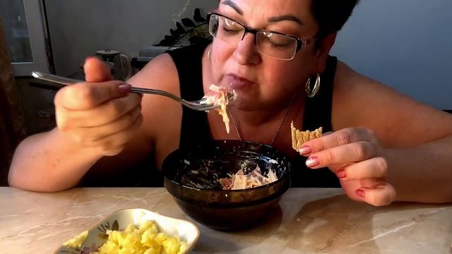 Салат пришлось спасать/Юля,выселяет меня с кухни/Мукбанг с кошкой🙈делим сыр🤣
