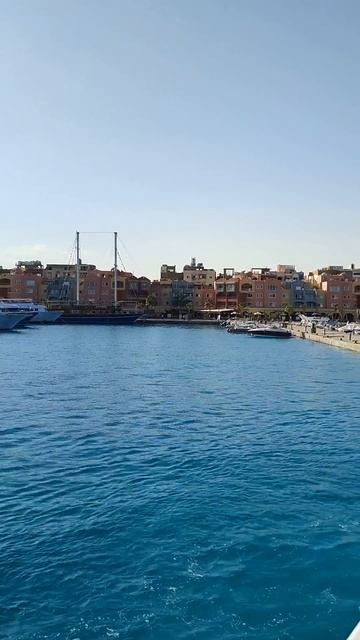 Погружение закончилось и мы плывём к набережной Марина бей в Хургаде