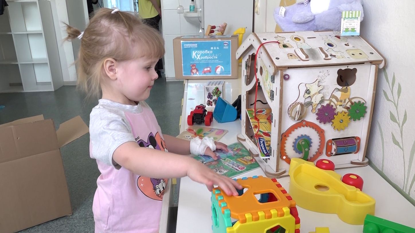 Новогодние подарки получили маленькие пациенты Новосибирской областной клинической больницы