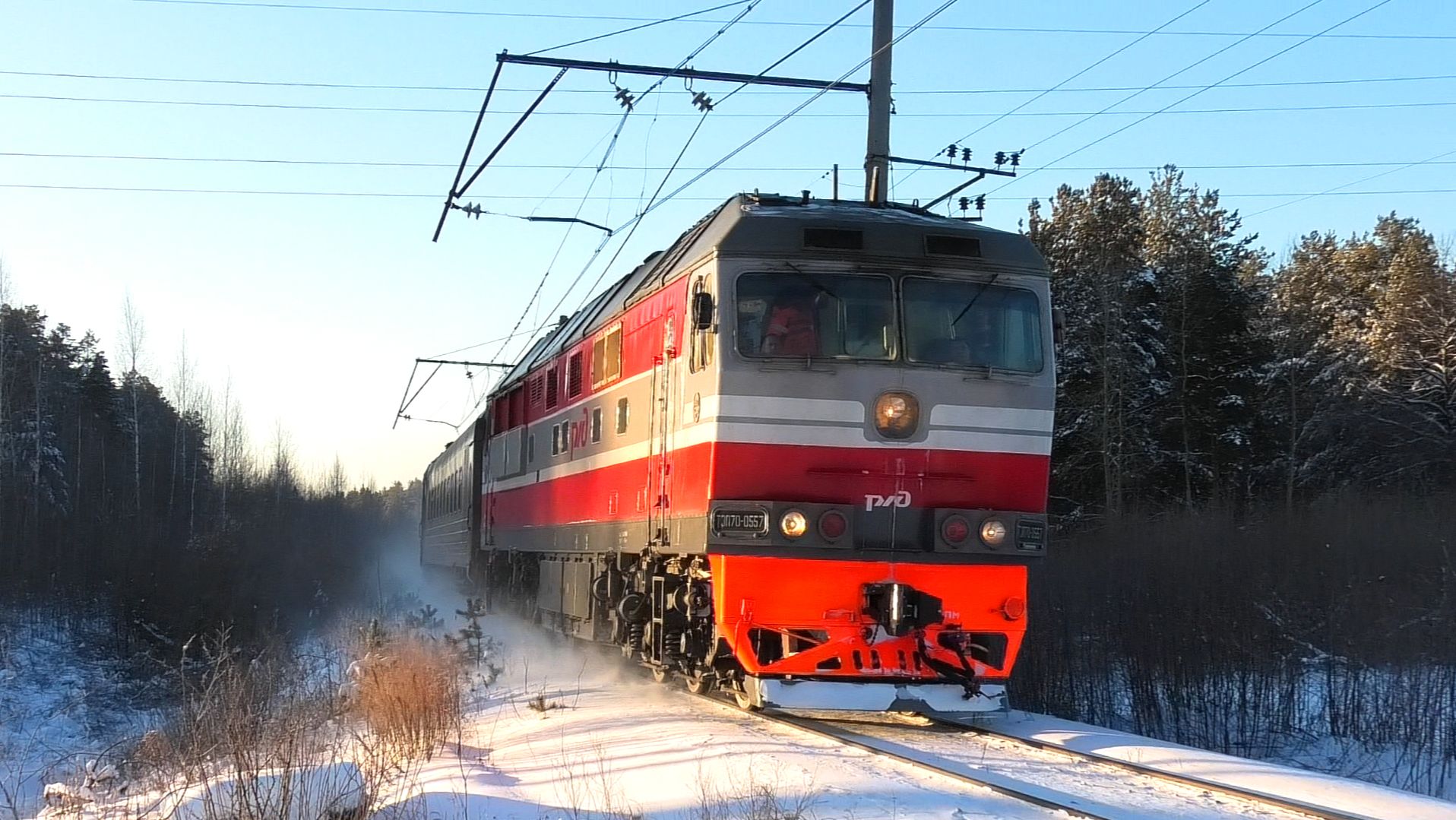 "Морозным утром" (-30°C). ТЭП70-0557 с пригородным поездом Екатеринбург-Пасс - Алапаевск