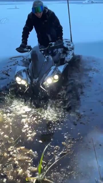 Буксует по наледи на огромных колесах