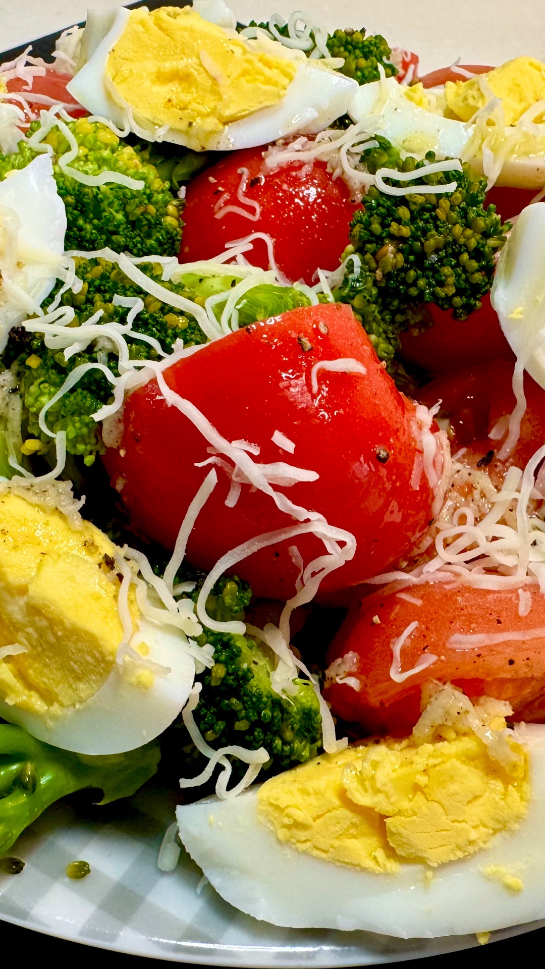 Праздничный салат с брокколи,яйцами и томатами!