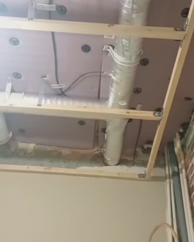 Экологичный и красивый потолок : вагонка на кухне.