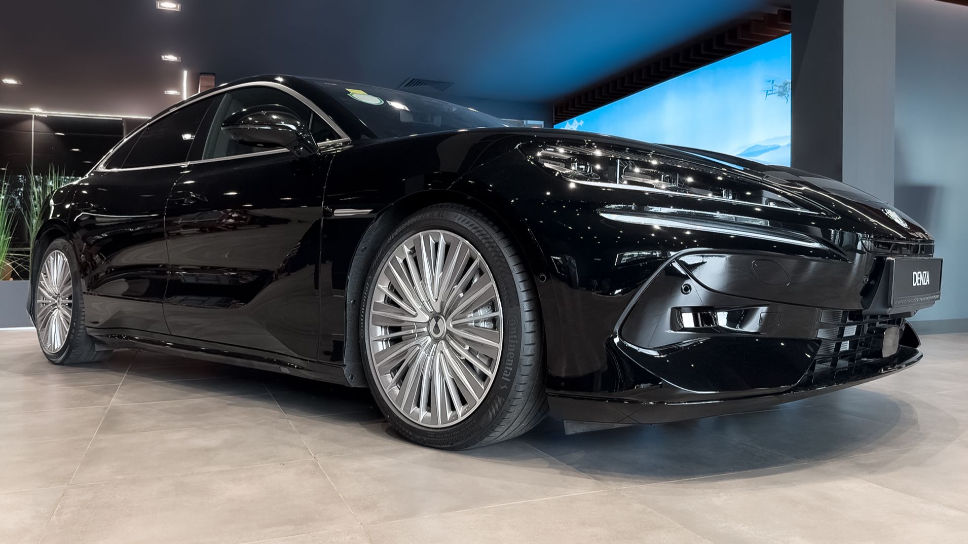 2025 Denza Z9 - Технологичный седан бизнес-класса