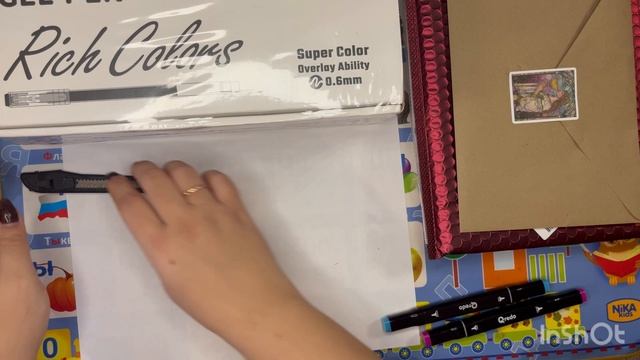 Распаковка раскрасок, ручек и маркеров