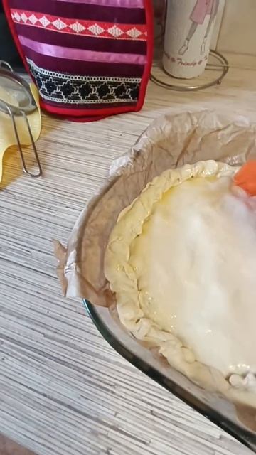 Пирог из слоёного теста с фруктами.