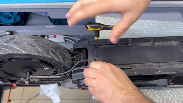 Ninebot E3 замена задней покрышки (на моторе), шиномонтаж.