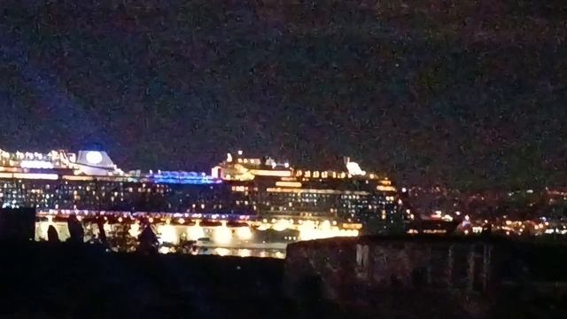Круизный лайнер входит в пролив Босфор ночью, Стамбул (A Cruise Ship Enters Bosphorous, Istanbul)