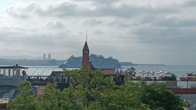 Круизный лайнер входит в пролив Босфор, Стамбул, Турция (A Cruise Ship Enters Bosphorous, Istanbul)