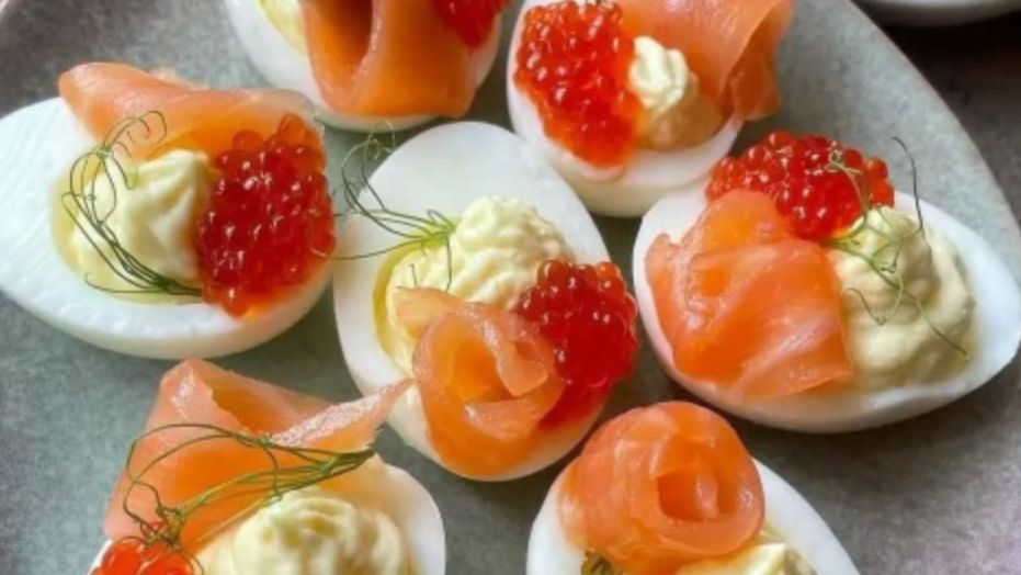 Яйца, фаршированные к новогоднему столу