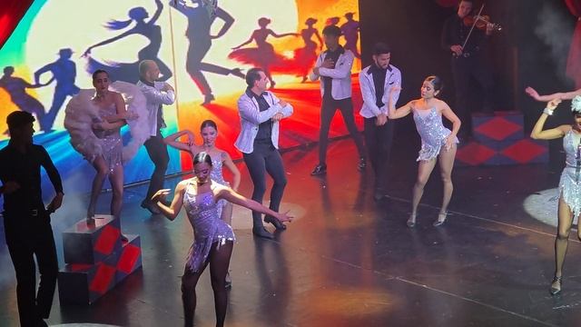 танцуют все