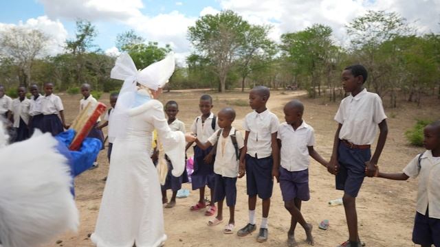 Снегурочка и Дед Мороз в Африке =)