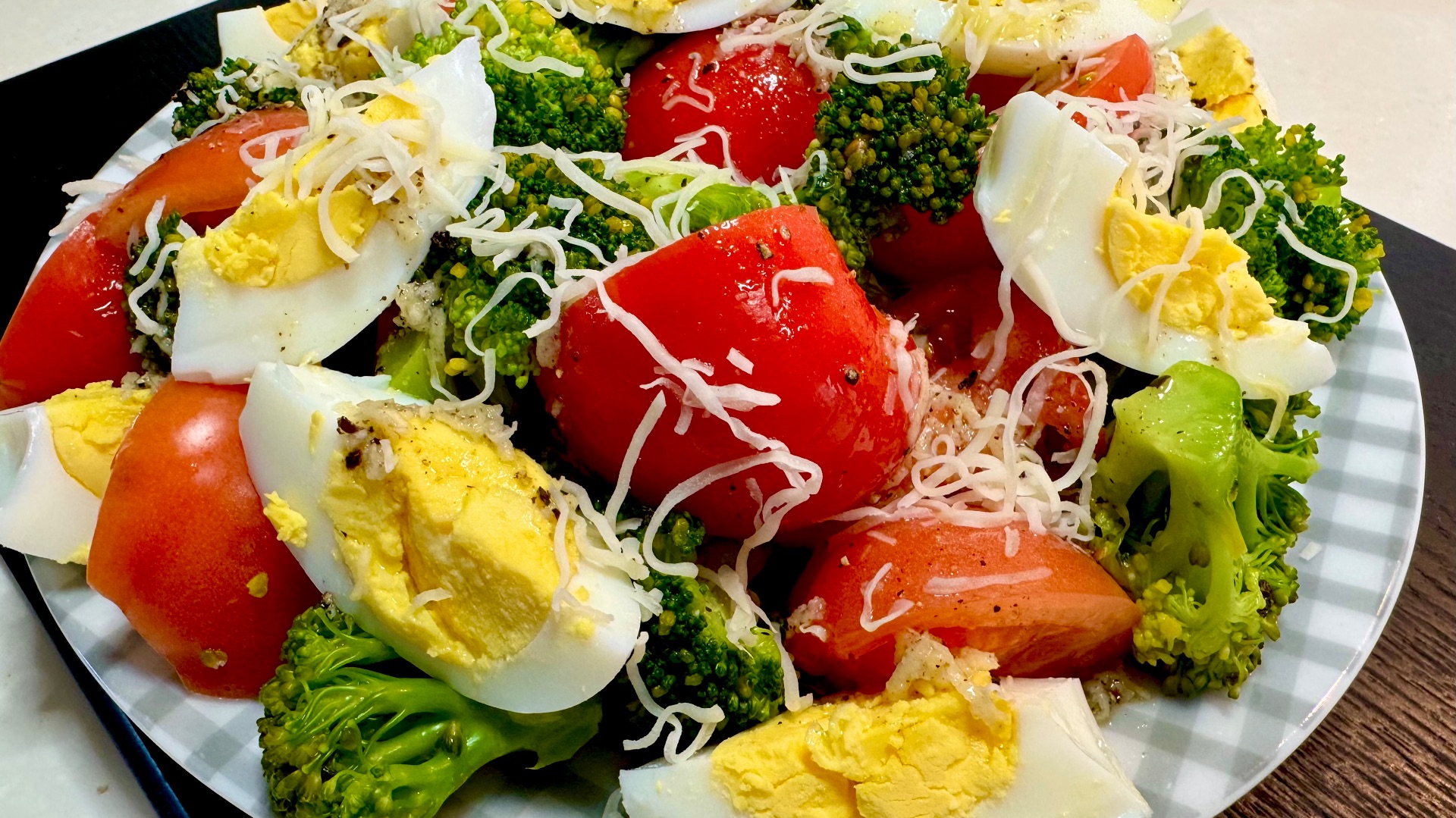 Праздничный салат с брокколи, яйцами и томатами!