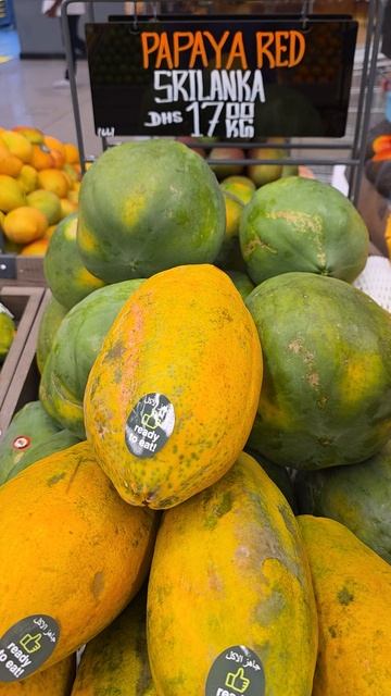 фрукты и овощи на прилавке