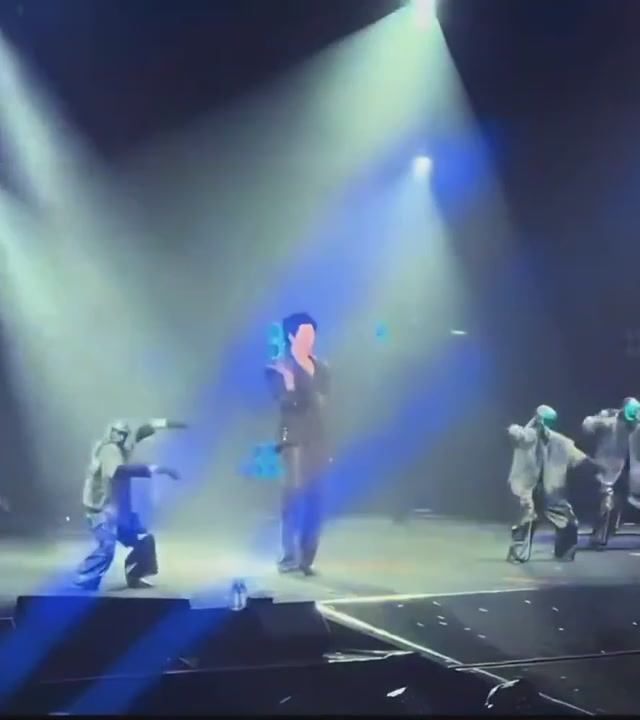 В Китае роботов начали использовать как подтанцовку на концертах