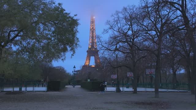 🇫🇷 Париж, Франция - вечерняя прогулка вокруг Эйфелевой башни / 2025