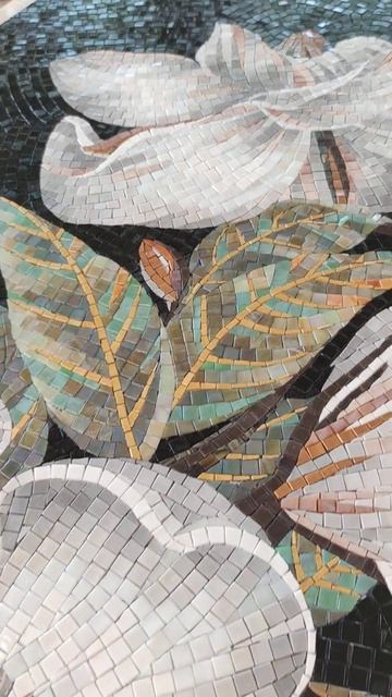 Панно из мозаики для ванной комнаты "Магнолия на черном фоне".