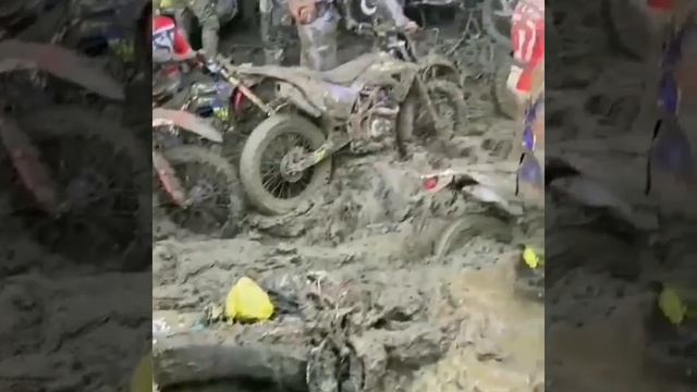 Пробка из питбайков, когда мотоциклы становятся слишком популярными 😂