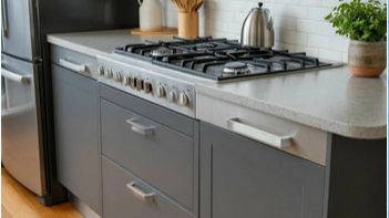 Монтаж алюминиевого плинтуса столешницы взамен пластикового.