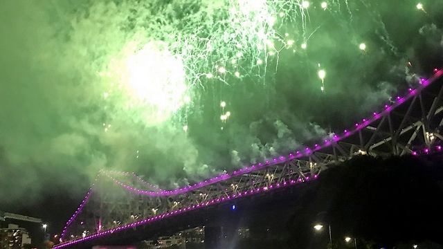 Новогодний салют в Брисбене c моста Story Bridge, Австралия. New Year's fireworks in Brisbane.