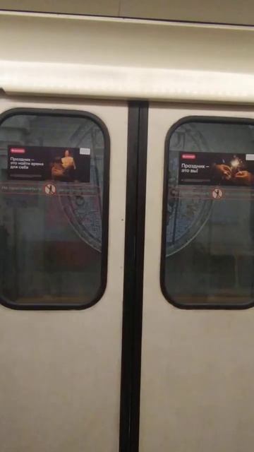 ст. метро Крестовский остров, Ленинград (СПб) - интерьер, пассажиры, работники метро  Фрагмент 1