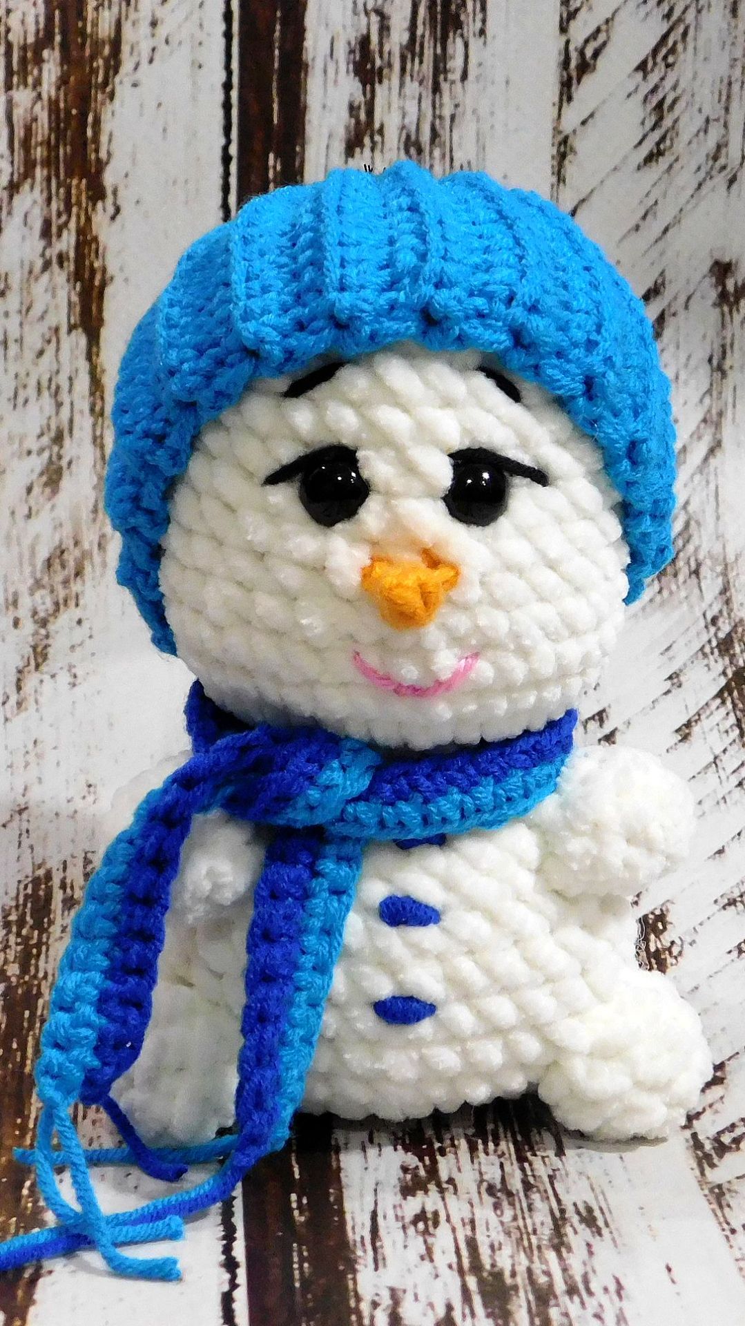 Снегоша снеговик в голубой шапке