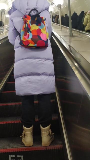 ст. метро Адмиралтейская, Ленинград (СПб) - интерьер, пассажиры, работники метро, поездов  Фр. 4