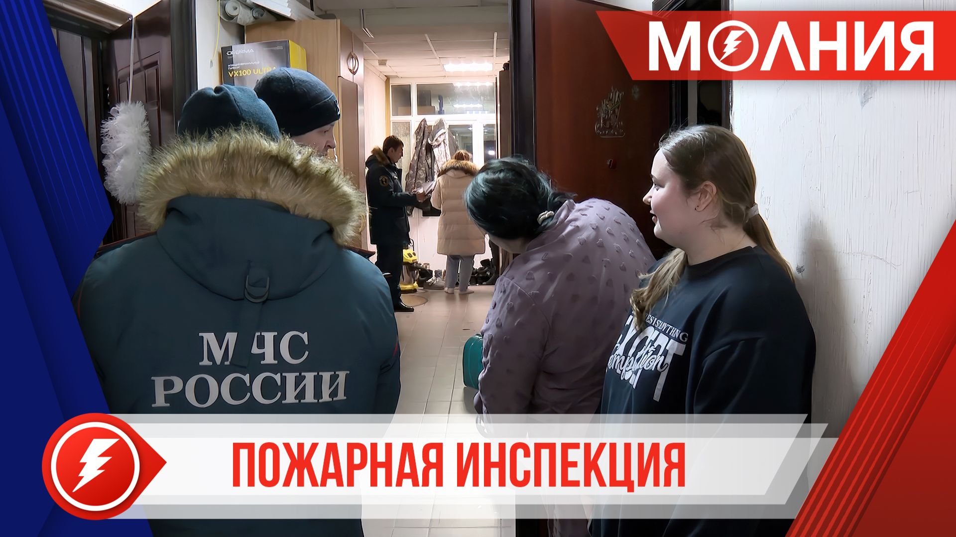 Пожарные инспекторы проверяют эвакуационные пути в домах Тарко-Сале