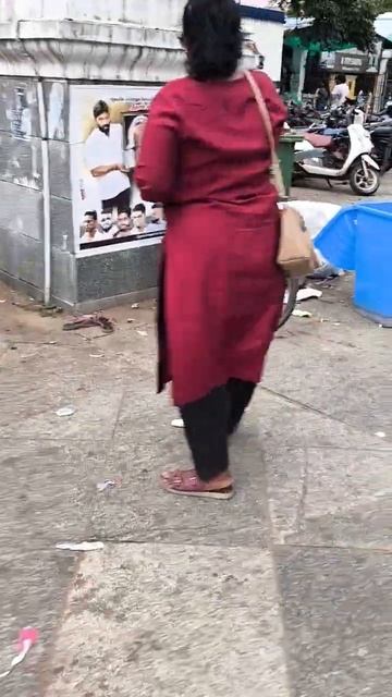 Веселый детский базар на асфальте на набережной Индийского океана г. Пудучерри.