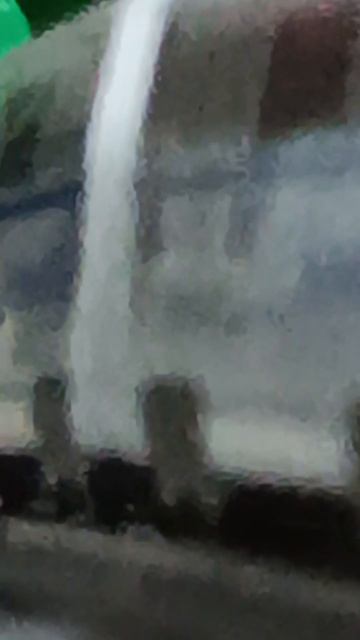 Скоростной поезд выезжает из тоннеля