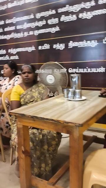 Любимое кафе перед Новым 2026 годом! Весело и много людей.