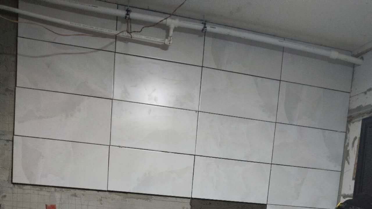 Плитка в Карелии? Безумие! Но мы сделали это в пристройке за выходные. Смотрите, как это легко.