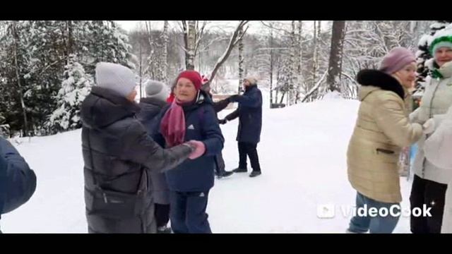 30.12.25 г. У новогодней ёлки любители северной ходьбы в парке "ХАРИНКА" г.Иваново