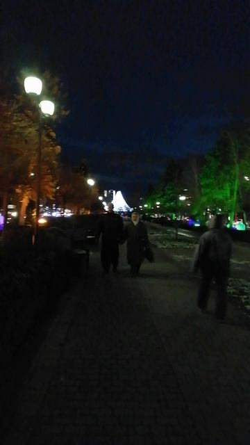 Краснодар. Елка из новогодних шаров.