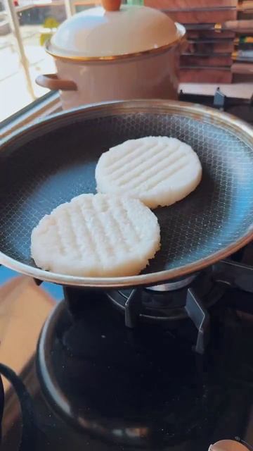 Суши-бургер с лососем.