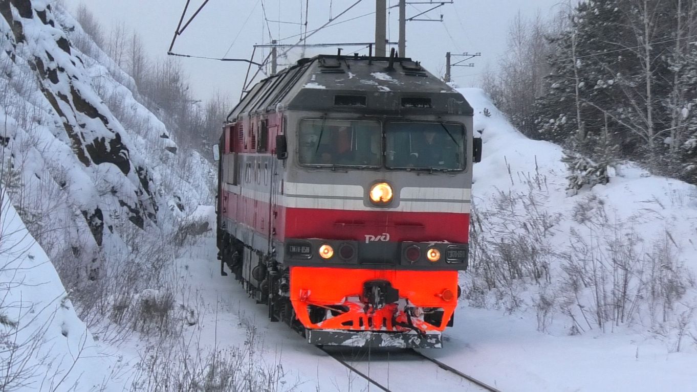 "Последний рейс в 2025 году". ТЭП70-0519 с пригородным поездом Екатеринбург-Пасс - Алапаевск